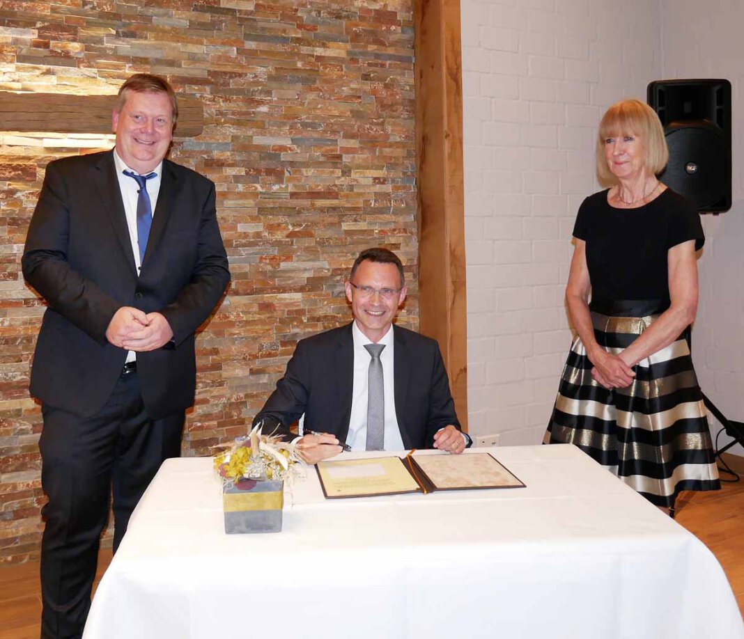 Abschied Risthaus 2 Eintrag ins Goldene Buch: Thomas Stohldreier und Maria Schulte-Loh flankieren Dr. Bert Risthaus. Foto: Gaby Brüggemann