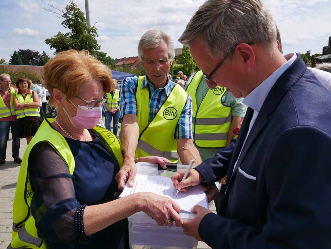 BIN_Stiller Matthias Stiller, Leiter der Wirtschaftsförderung, quittierte in Vertretung von Bürgermeister Lothar Christ. Foto: Gaby Brüggemann