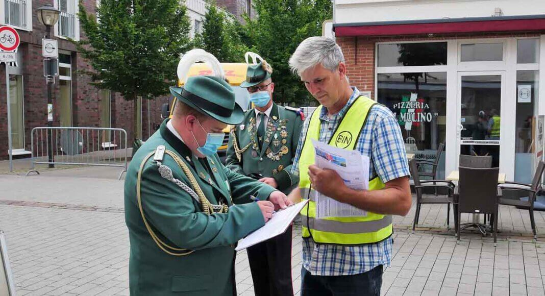 Schützenhilfe: Tim Haselhoff und Marco Klaus gaben ihre Unterschriften am BIN-Stand ab. Foto: Gaby Brüggemann