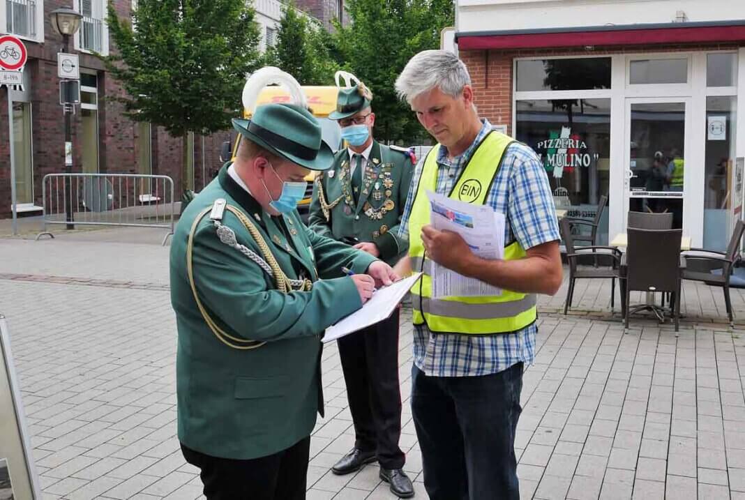BIN_Unterschriften Schützenhilfe: Tim Haselhoff und Marco Klaus gaben ihre Unterschriften am BIN-Stand ab. Foto: Gaby Brüggemann