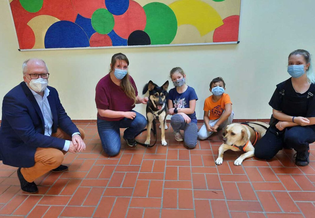 Besuch von Horst Müller-Baß beim Hundetraining in der OGS Am Lüserbach Schuldezernent Horst Müller-Baß hat in der OGS Am Lüserbach den Kindern beim Hundetraining einen Besuch abgestattet. Foto: Stadt Lünen