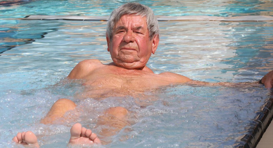 Ein paar Bahnen schwimmen oder sich auf einer Sprudelliege entspannen - der Stockumer Josef Bickmann genießt das 33 Grad warme Wasser im Solebecken mindestens einmal in der Woche. Foto: Volkmer