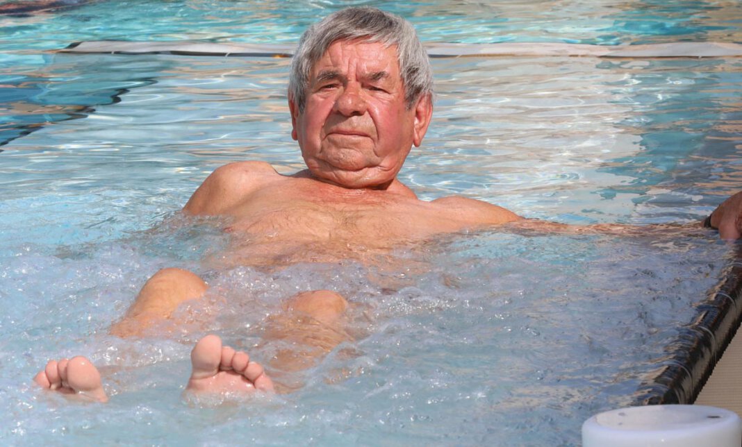 Bickmann Innen01 Ein paar Bahnen schwimmen oder sich auf einer Sprudelliege entspannen - der Stockumer Josef Bickmann genießt das 33 Grad warme Wasser im Solebecken mindestens einmal in der Woche. Foto: Volkmer