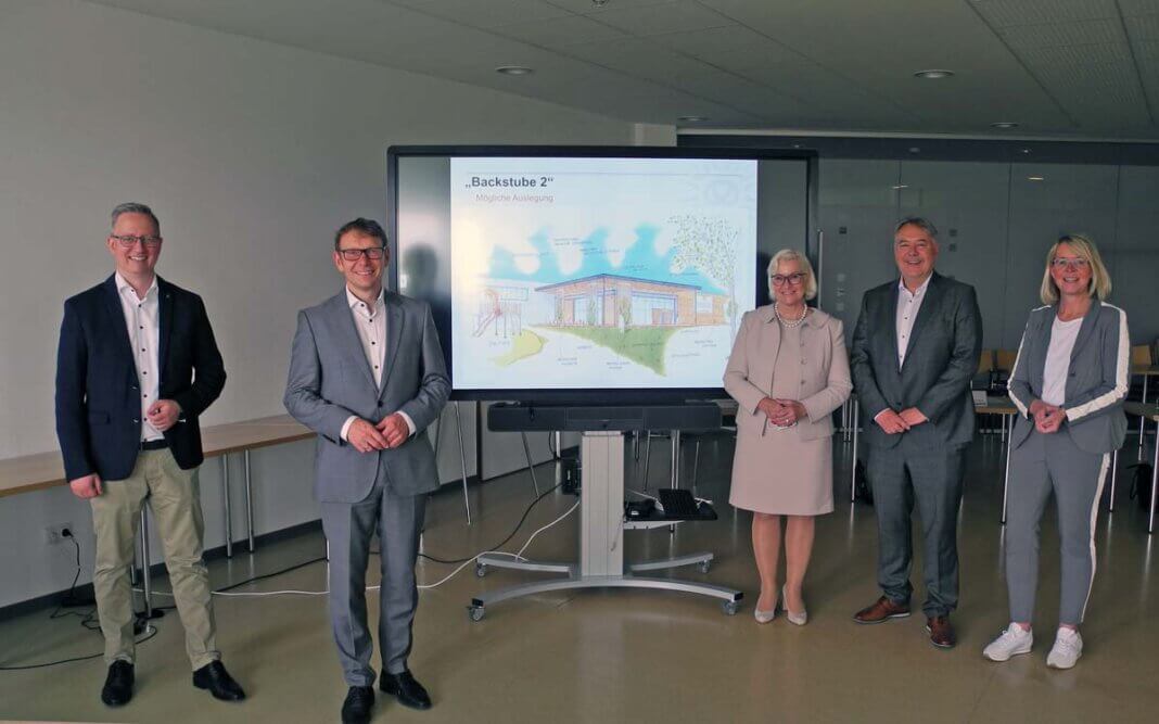 Büsch_Werne Stellten die Pläne vor (von links): Wirtschaftsförderer Matthias Stiller, Bürgermeister Lothar Christ, Sigrid Baum (Pressesprecherin von Büsch), Dirk Jonack (Büsch Geschäftsführer) und Uta Leisentritt, Vorsitzende des Ausschusses für Stadtentwicklung. Foto: Klaus Brüggemann