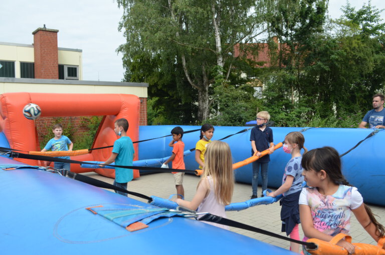 Beim Menschenkicker hatten die Kinder der OGS-Ferienbetreuung an der Wiehagenschule großen Spaß. Foto: Alexandra Prokofev