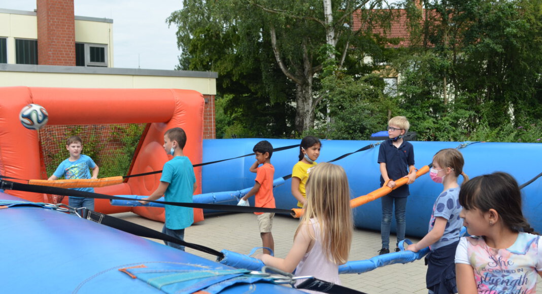 Beim Menschenkicker hatten die Kinder der OGS-Ferienbetreuung an der Wiehagenschule großen Spaß. Foto: Alexandra Prokofev