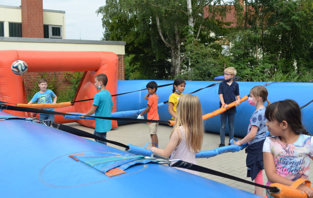 DSC_3064 Beim Menschenkicker hatten die Kinder der OGS-Ferienbetreuung an der Wiehagenschule großen Spaß. Foto: Alexandra Prokofev