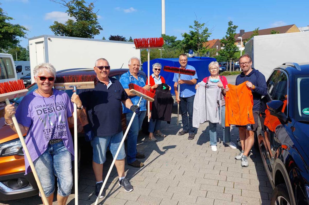Düt und Dat Marita Melcher (links) von Düt und Dat konnte auf große Unterstützung setzen. Am Mittwoch machten sich Fahrer/innen mit Sachspenden im Wert von 6.000 Euro auf den Weg ins Katastrophengebiet. Foto: Wagner