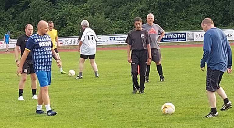 Die Alten Herren von Eintracht Werne bereiten sich auf das Benefizturnier zugunsten der Flutopfer vor. Foto: Wagner