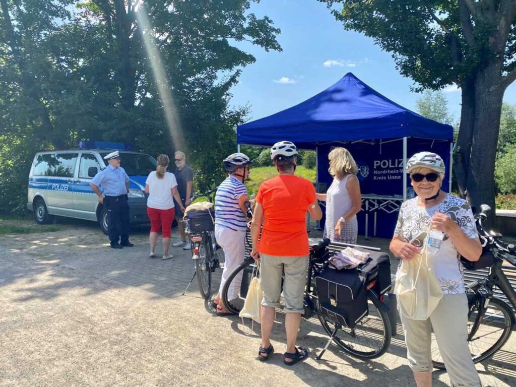 Aufgrund dieser Zahlen hat die Kreispolizeibehörde Unna während des Schwerpunkteinsatzes neben den repressiven auch präventive Maßnahmen ergriffen: An zwei mobilen Infoständen in Bönen und Kamen hatten Fahrrad- und Pedelecfahrende die Möglichkeit, sich über sicheres Verhalten im Straßenverkehr zu informieren. Außerdem klärten Mitarbeiter aus der Kriminalprävention interessierte Bürgerinnen und Bürger darüber auf, wie sie ihre Fahrräder bzw. Pedelecs vor Diebstählen schützen können. Foto: Kreispolizeibehörde Unna