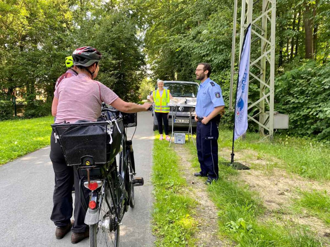 Polizeiliche Gespräche am Infostand in Bönen.Foto: Kreispolizeibehörde Unna Bei den Kontrollen von 1.008 Verkehrsteilnehmenden stellten die Beamten 422 Verstöße fest. Foto: Kreispolizeibehörde Unna