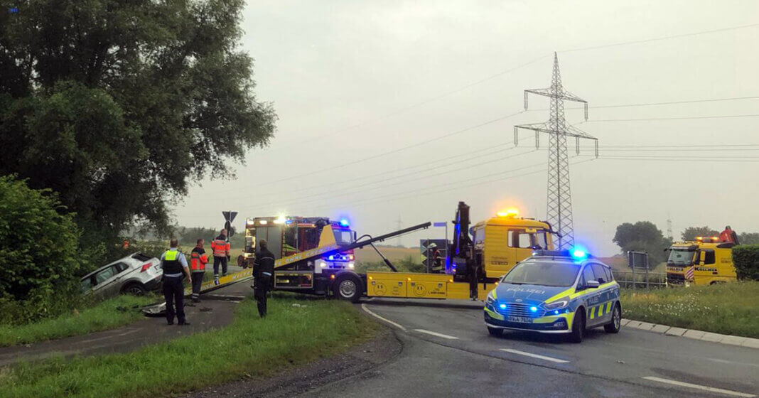 Ein Abschleppunternehmen zog den beschädigten PKW auf die Ladefläche. Der Löschzug 1 der Freiwilligen Feuerwehr unterstützte den Rettungsdienst und die Polizei nach einem Verkehrsunfall. Ein Abschleppunternehmen zog den beschädigten Pkw auf die Ladefläche. Foto: Feuerwehr Werne
