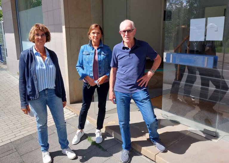 Ulla Rinnen (von links) Andrea Calovini und Dr. Hermann Steiger sowie ihrer Mitstreiter/innen in der Flüchtlingshilfe haben wieder alle Hände voll zu tun. Foto: Wagner