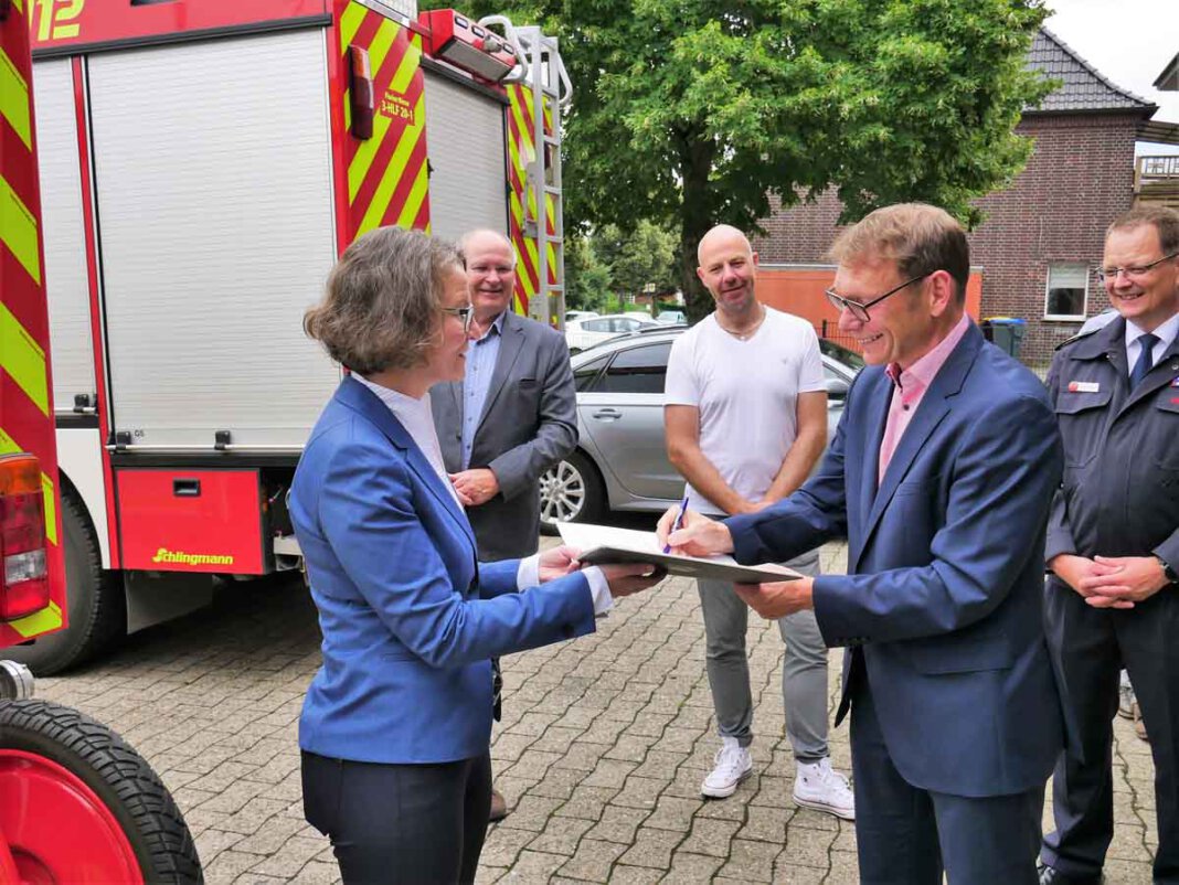 Förderbescheide 1 Quittieren bitte! Die beiden Förderbescheide - 238.000 Euro gab es außerdem für die Innenstadtstärkung – zeichnete Bürgermeister Lothar Christ gerne gegen. Foto: Gaby Brüggemann