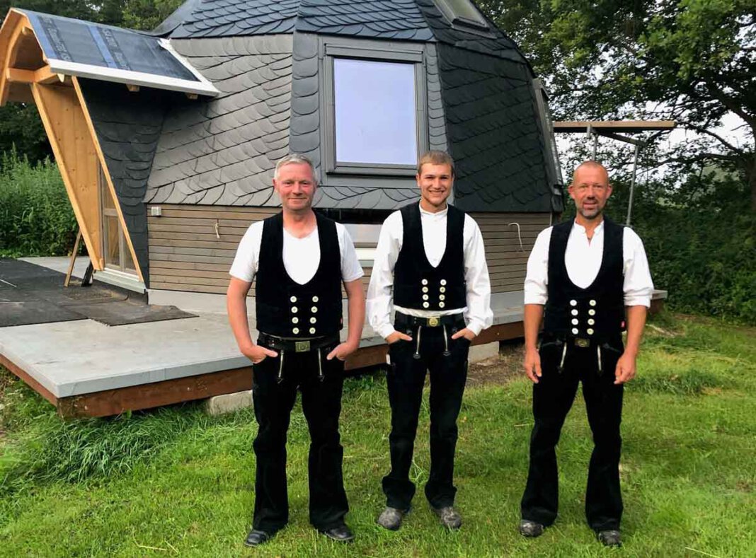 Gesellen Trio (2) Voller Stolz präsentieren sich die Zimmerleute nach altem Handwerkerbrauchtum in der traditionellen Kluft (von links) K & P Firmenchef Markus Preik, Jung-Geselle Timon Urner und Alt-Geselle Michael Gillmann, betrieblicher Ausbilder. Foto: Urner