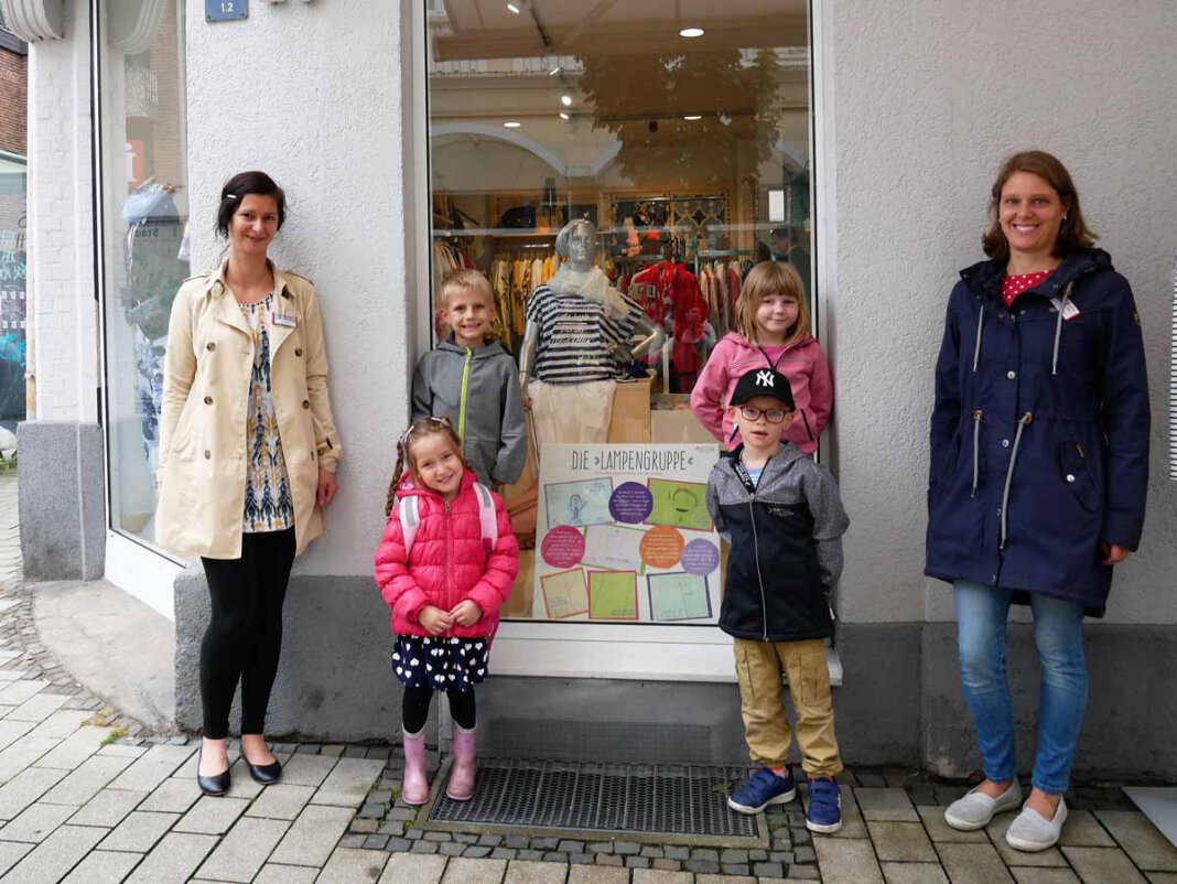 Grüne Erde Jugendhilfe 1 Ana Heske (l), Christiane Prangemeier (r) und die Kinder der Lampengruppe aus der „Kita an der Schule“ präsentierten die Aktion der Jugendhilfe. Foto: Gaby Brüggemann