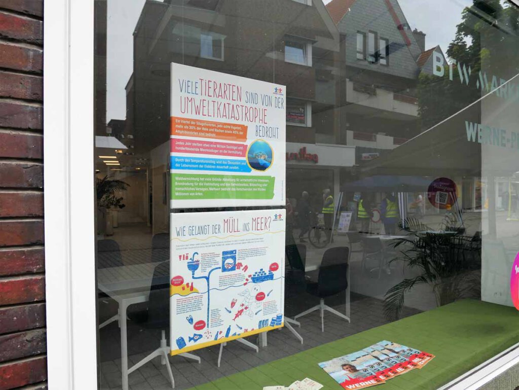 Auch im Schaufenster von WERNEplus/BTW Marketing hängt ein riesengroßes Plakat der Aktion. Foto: Gaby Brüggemann