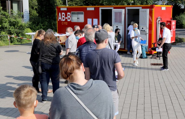 Auf eine gute Nachfrage ist die erste Impf-Aktion vor dem Stadthaus am Freitag getroffen. Ursprünglich sollte die Aktion in der Nähe des Wochenmarktes stattfinden, hier wiesen Hinweisschilder auf den Umzug hin. Foto: Volkmer