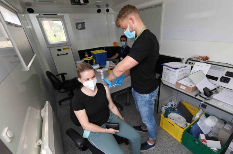 Sofie Kroes aus Werne erhielt ihre erste Impfung gegen Corona im umgestalteten Feuerwehrcontainer am Stadthaus. Foto: Volkmer