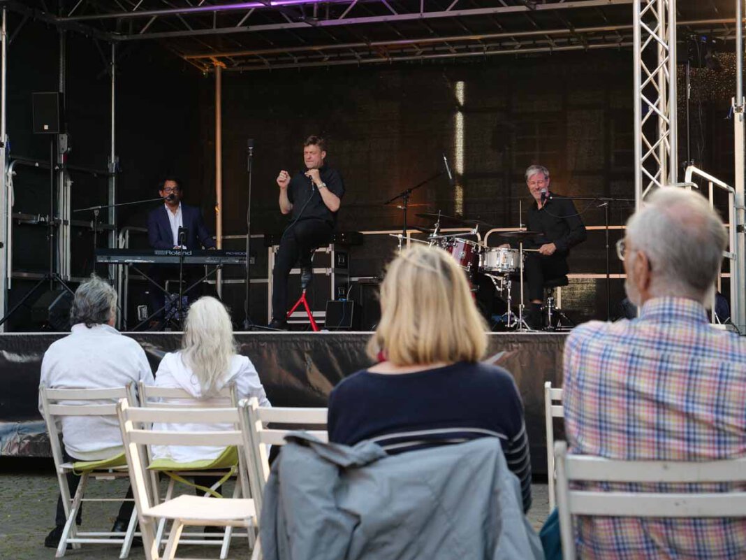 Jazzkonzert 2 Brachten den Werner Kirchplatz zum Schwingen: Eeco Rijken Rapp als Pianist und Sänger, Überraschungsgast Bertram Becher an der Mundharmonika und David Herzel am Schlagzeug. Foto: Anke Barbara Schwarze