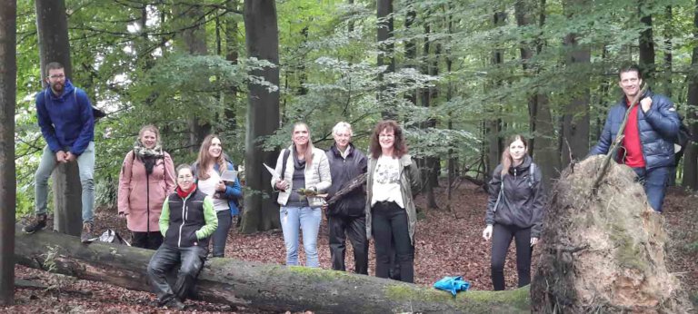 Die Leitungen der Jugendhilfe-Kitas waren im Wald unterwegs. Foto: Jugendhilfe