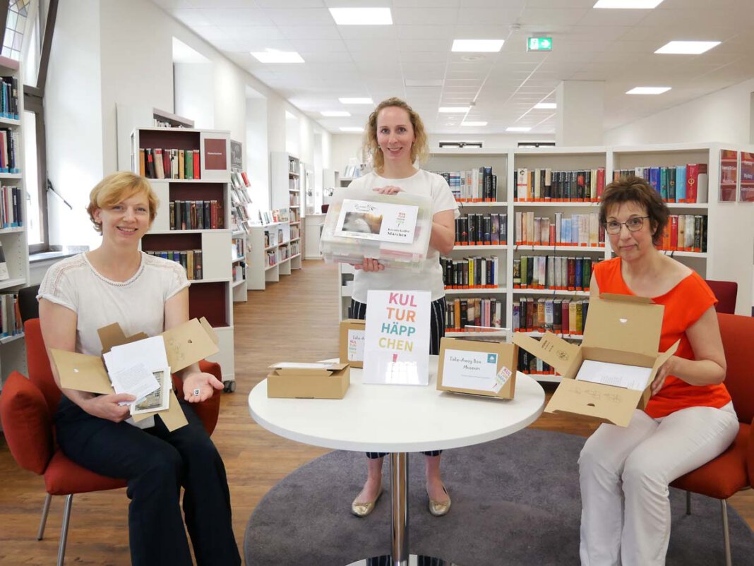 Kulturhäppchen Kulturhäppchen für Genießer. Dr. Constanze Döhrer, Kathrin Kötter und Gerlinde Schürkmann (von links) präsentieren die Take-Away-Box für das „Museum zuhause“ und den fantasievollen Märchenkoffer. Foto: Gaby Brüggemann