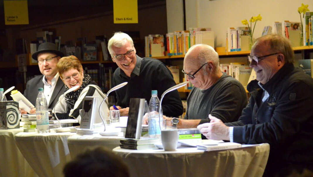 Literaturnier_prokofev Magnus See, Liane Jäger, Moderator Dieter Vatheuer, Ludger Burmann und Hartmut Marks (oben, von links) stritten zuletzt 2019 öffentlich fröhlich über ihre Lieblingsbücher. Archivfoto: Prokofev