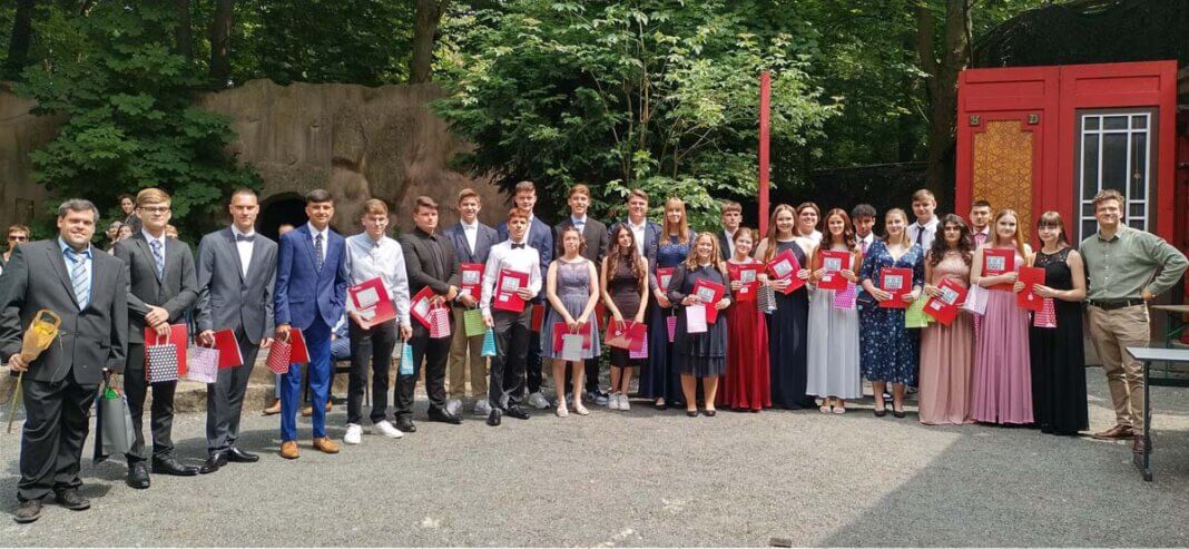 MSS Abschluss 1 Die Klasse 10c der Marga-Spiegel-Schule mit den Lehrern Daniel Vehring und Dan Eggert beim Abschluss in der Freilichtbühne. Foto: MSS