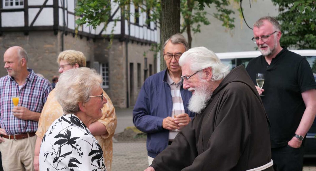 Viele Menschen aus Werne ließen es sich nicht nehmen, Pater Wolfgang Drews zur Feier seines diamantenen Priesterjubiläums ihren Dank und ihre Glückwünsche auszusprechen. Foto: Schwarze
