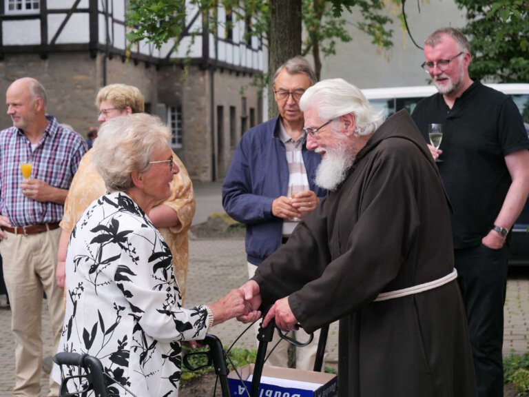 Viele Menschen aus Werne ließen es sich nicht nehmen, Pater Wolfgang Drews zur Feier seines diamantenen Priesterjubiläums ihren Dank und ihre Glückwünsche auszusprechen. Foto: Schwarze