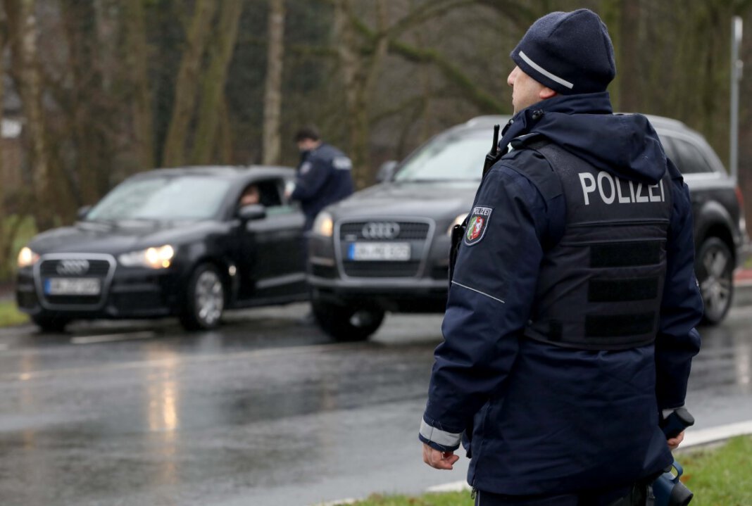 Polizei Die Zahl der Verkehrskontrollen auf der Münsterstraße hat in den vergangenen Wochen zugenommen. Der Grund dafür ist, dass hier viele Verkehrsteilnehmer noch immer zu schnell unterwegs sind. Foto: Volkmer