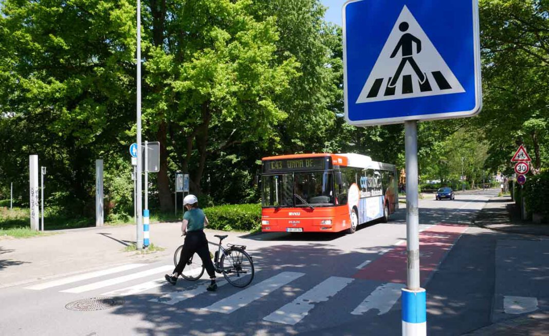 Rad Serie Kreis Unna So ist es richtig: Anita Lehrke, Volontärin beim Kreis Unna, fährt regelmäßig mit dem Rad zur Arbeit – und schiebt ihr Fahrrad über den Zebrastreifen. Foto: Birgit Kalle – Kreis Unna