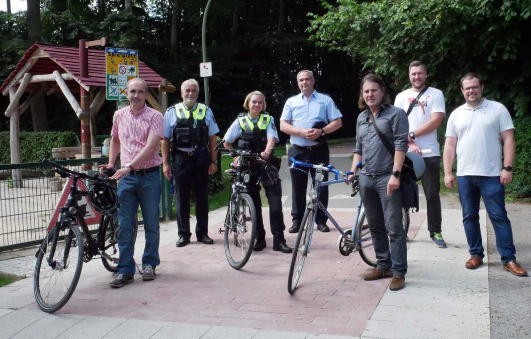 Radfahr-Serie Auftakt der Serie „Radfahren – Aber sicher!“ am Alleenradweg in Bönen mit (v.l.): Michael Arnold (Straßenverkehrsbehörde Kreis Unna), Thomas Stoltefuß (Erster Polizeihauptkommissar, Leiter des Verkehrsdienstes der KPB), Eve Wedel (Polizeioberkommissarin, Verkehrssicherheitsberaterin KPB), Bernd Pentrop (Polizeihauptkommissar und Leiter der Pressestelle der KPB), Holger Middelmann (Fachbereich Bauen Kreis Unna), Rene Böhm ( Klimaschutzmanager Gemeinde Bönen) und Maximilian Drexler (Radfahrbeauftragter Gemeinde Bönen). Foto: Birgit Kalle – Kreis Unna