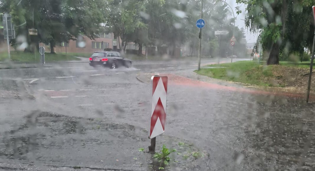Tief „Bernd“ brachte auch für Werne Regenmassen mit sich. Zahlreiche Straßen sind aktuell überflutet und nicht befahrbar. Die Feuerwehr ist im Dauereinsatz. Foto: Wagner