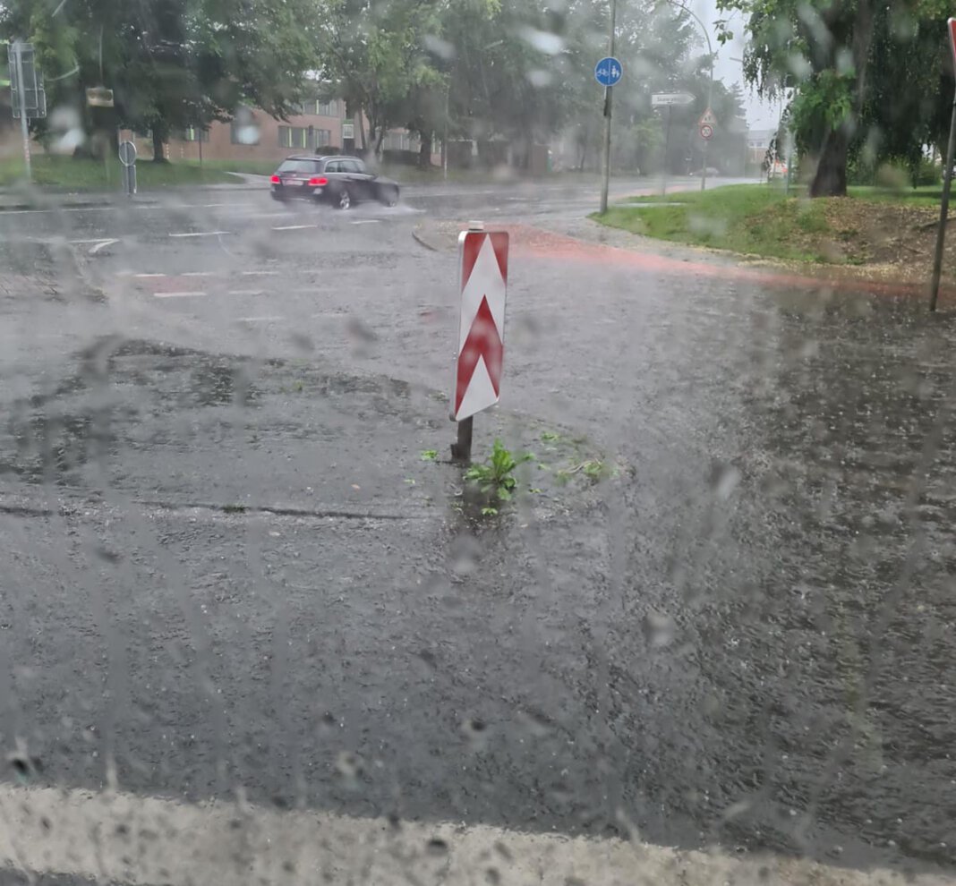 Regen Werne1 Tief „Bernd“ brachte auch für Werne Regenmassen mit sich. Zahlreiche Straßen sind aktuell überflutet und nicht befahrbar. Die Feuerwehr ist im Dauereinsatz. Foto: Wagner
