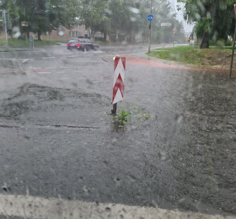 Tief „Bernd“ brachte auch für Werne Regenmassen mit sich. Zahlreiche Straßen sind aktuell überflutet und nicht befahrbar. Die Feuerwehr ist im Dauereinsatz. Foto: Wagner