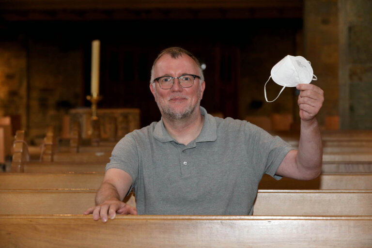 An vielen Orten fällt jetzt die Maskenpflicht weg. Darüber freut sich auch Pfarrdechant Jürgen Schäfer von der Pfarrgemeinde St. Christophorus. Foto: Volkmer