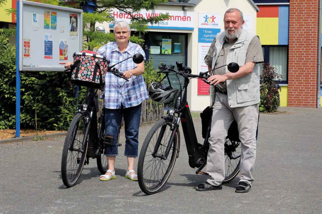 Schenk Abschied 01 Mit seiner Frau Renate möchte Uwe Schenk künftig noch mehr Radfahren als bisher. Zum Beginn seines Ruhestands schenkte ihm seine Frau ein Buch aus der Reihe „Radeln für die Seele“. Foto: Volkmer