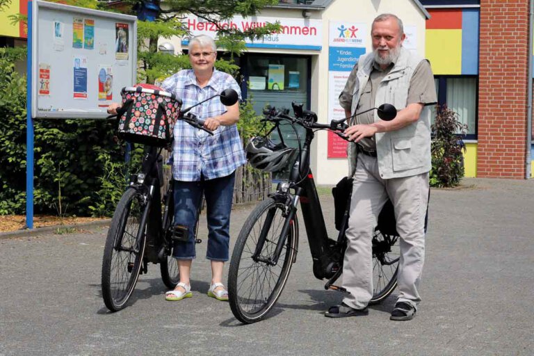 Mit seiner Frau Renate möchte Uwe Schenk künftig noch mehr Radfahren als bisher. Zum Beginn seines Ruhestands schenkte ihm seine Frau ein Buch aus der Reihe „Radeln für die Seele“. Foto: Volkmer