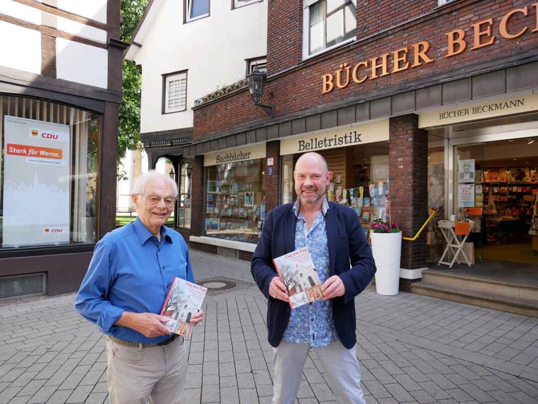 Schwarze_Kulturkampf 2 Historiker Karl-Heinz Schwarze (links) hat sich dem Thema des Kulturkampfs im 19. Jahrhundert und dessen Auswirkungen in Werne gewidmet. Gemeinsam mit Buchhändler Hubertus Waterhues stellte er sein Buch zum Machtspiel zwischen Berlin und Rom vor. Foto: Gaby Brüggemann