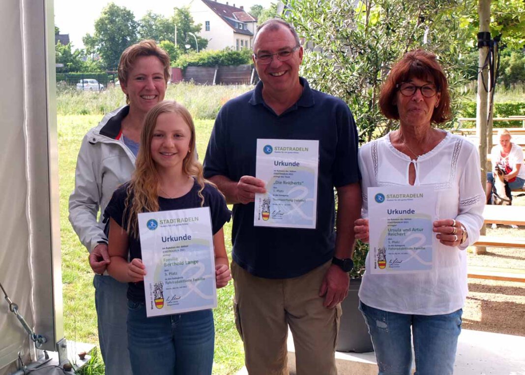 Stadtradeln 2 Stadtradeln 2021 in Werne: Als fahrradaktivste Familien wurden Claudia Lange mit Tochter Ilva sowie Artur und Ursula Reichert (v.li.) geehrt. Foto: Höinghaus