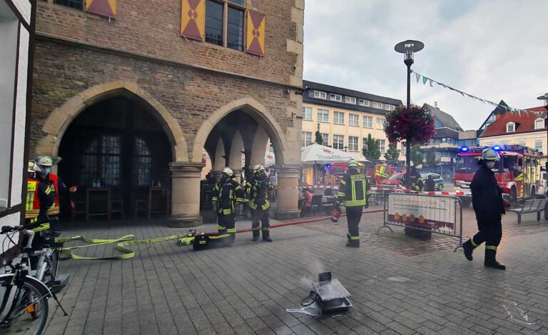 Die brennende Fritteuse konnte rechtzeitig gelöscht werden, so dass keine Gebäudeschäden am Alten Rathaus entstanden. Foto: Feuerwehr Werne