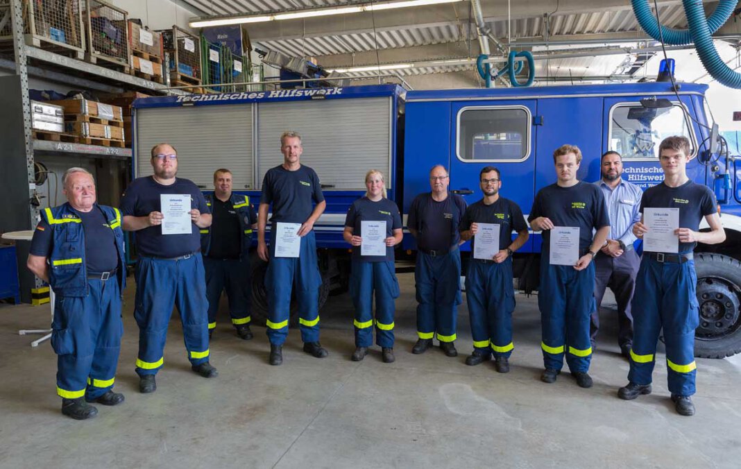 THW Ausbildung Sechs neue THW-Helfer schlossen ihre sechsmonatige Grundausbildung mit Erfolg ab. Von links: Siegfried Wingenfeld, Ortsbeauftragter des THW Werne, Phillip Breddemann, Prüfungsleiter Tim Ramin (THW-Ortsverband Kamen-Bergkamen), Stefan Reimann, Jennifer Böhmer, Martin Bruns (Ausbildungsbeauftragter des THW Werne), Manuel Wicke, Jannik Risse, Mohand El Ghoulbzoui (THW-Regionalstelle Dortmund) und Lennart Sprenger. Foto: Jörg Prochnow / THW Werne