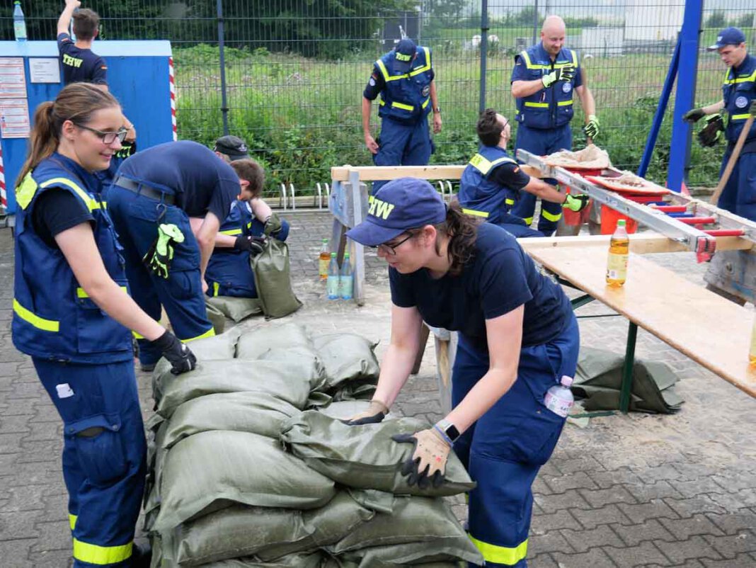 THW Sandsäcke 1 Gerüstet für alle Fälle: Auf dem THW-Gelände verfüllen fleißige Kräfte des Technischen Hilfswerks hunderte Sandsäcke. Foto: Gaby Brüggemann