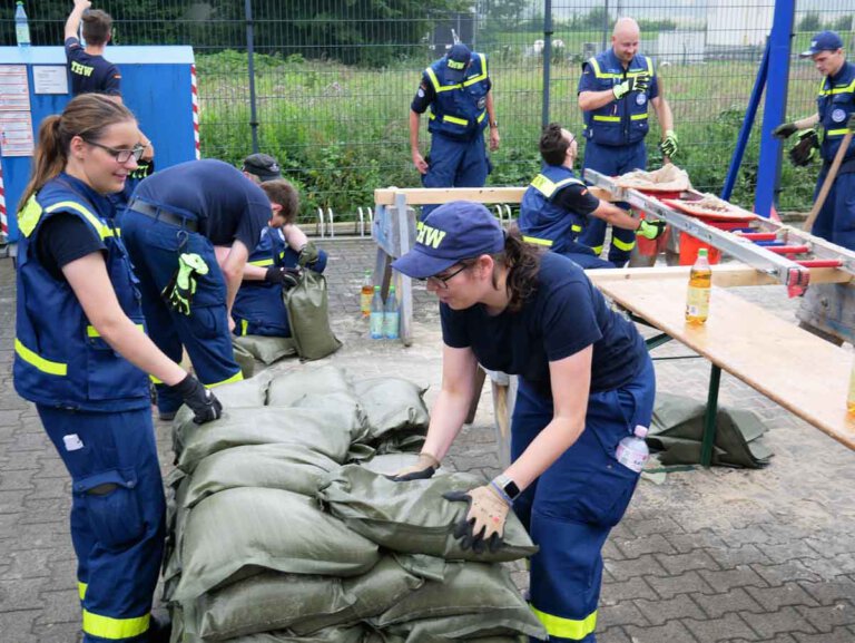 Gerüstet für alle Fälle: Auf dem THW-Gelände verfüllen fleißige Kräfte des Technischen Hilfswerks hunderte Sandsäcke. Foto: Gaby Brüggemann