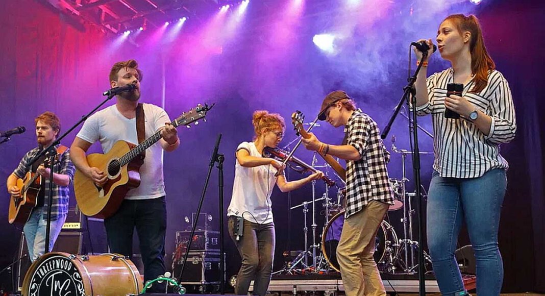 Threepwood ’N Strings aus Marl stehen für mitreißenden Indie Folk, der auch Pop, Country und Balkan Beats aufnimmt. Sie sind am 6. August im FlözK zu Gast. Foto: Alexandra Stender