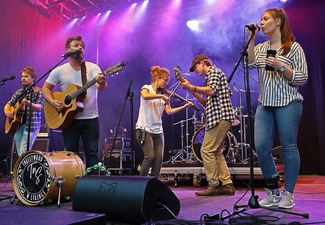 TNS Bild 01 Threepwood ’N Strings aus Marl stehen für mitreißenden Indie Folk, der auch Pop, Country und Balkan Beats aufnimmt. Sie sind am 6. August im FlözK zu Gast. Foto: Alexandra Stender