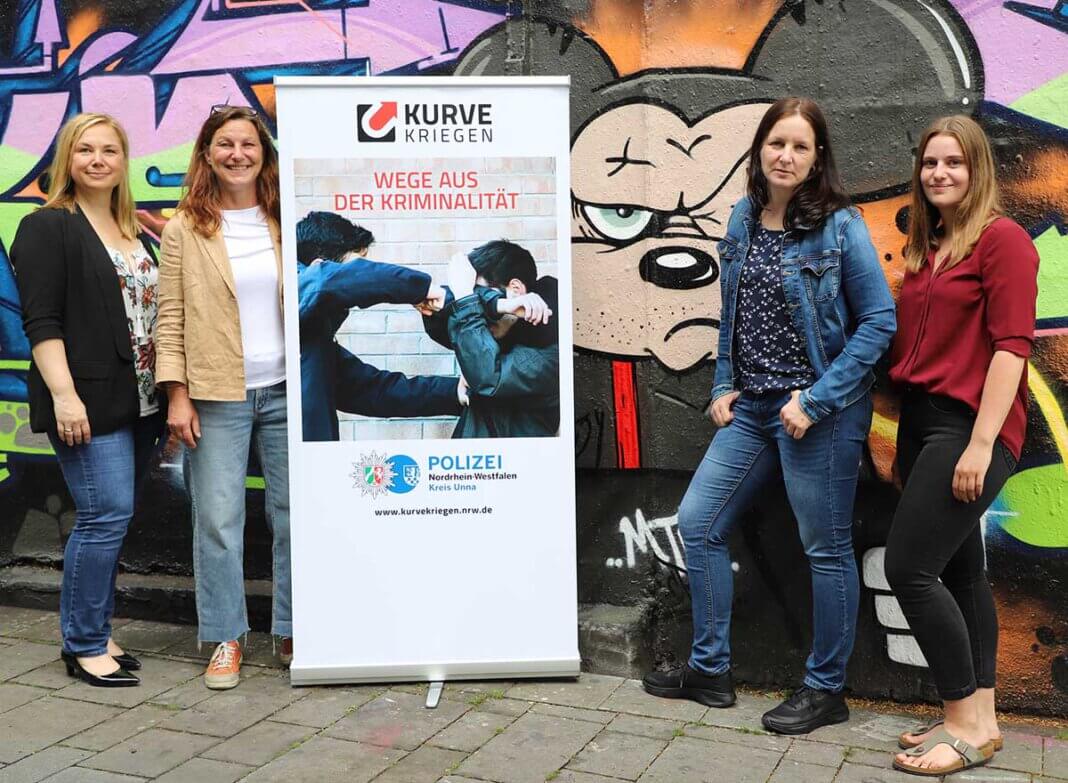 TeamKurvekriegenKPBUnna Zum Team von „Kurve kriegen“ gehören neben den Kriminalhauptkommissarinnen Melanie Kompernaß (l.) und Simone Droste (2.v.r.) die pädagogischen Fachkräfte Susanne Skubatz (2.v.l.) und Sarah Urban (r.). Foto: Kreispolizeibehörde Unna