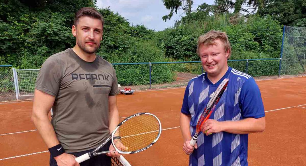 Markus Schnatmann (rechts) gewann am Samstag sein Match bei der 2. Inoffiziellen Werner Tennis-Meisterschaft gegen Pascal Breer mit 6:0 und 6:0. Foto: Wagner
