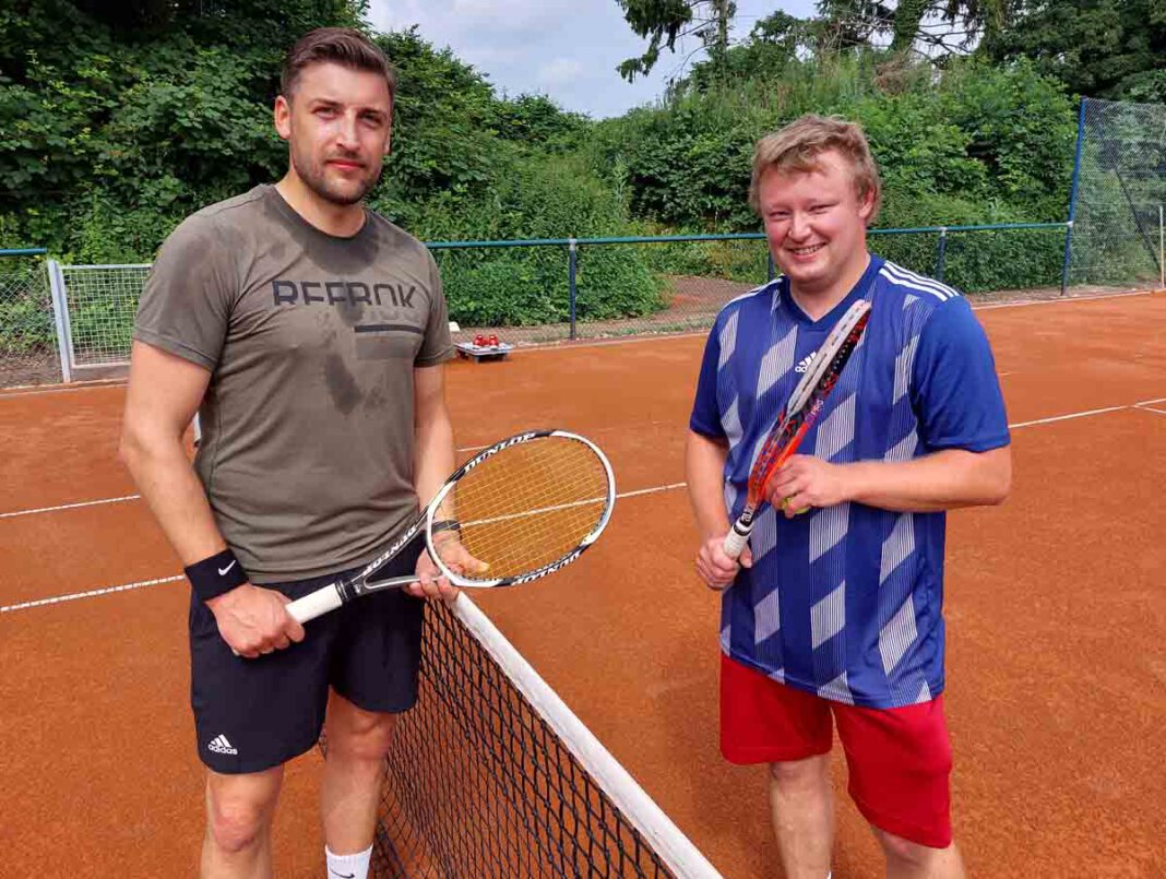 Tennis_Schnatmann Markus Schnatmann (rechts) gewann am Samstag sein Match bei der 2. Inoffiziellen Werner Tennis-Meisterschaft gegen Pascal Breer mit 6:0 und 6:0. Foto: Wagner